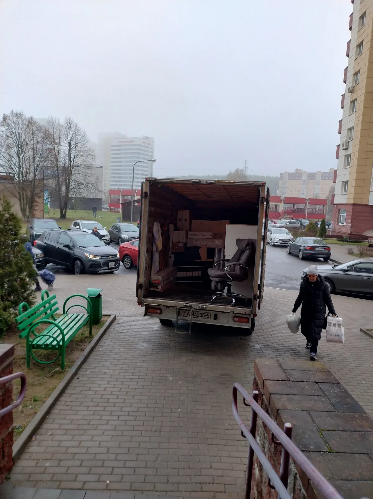 Грузовик с открытым кузовом у жилого дома