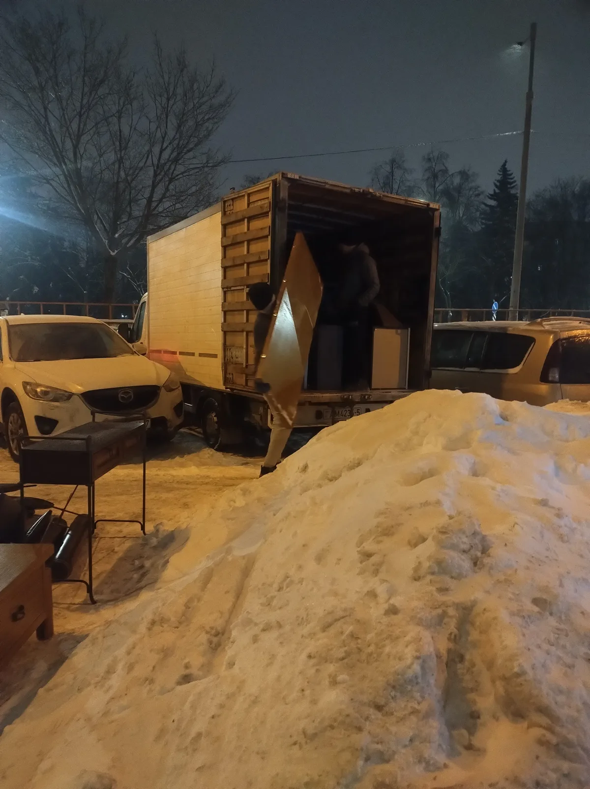 Вечерняя погрузка вещей в кузов зимой