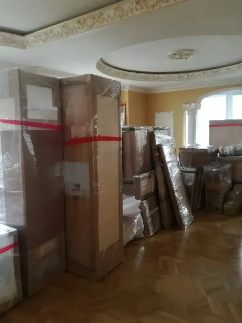 Шкафы, упакованные в плёнку, в квартире