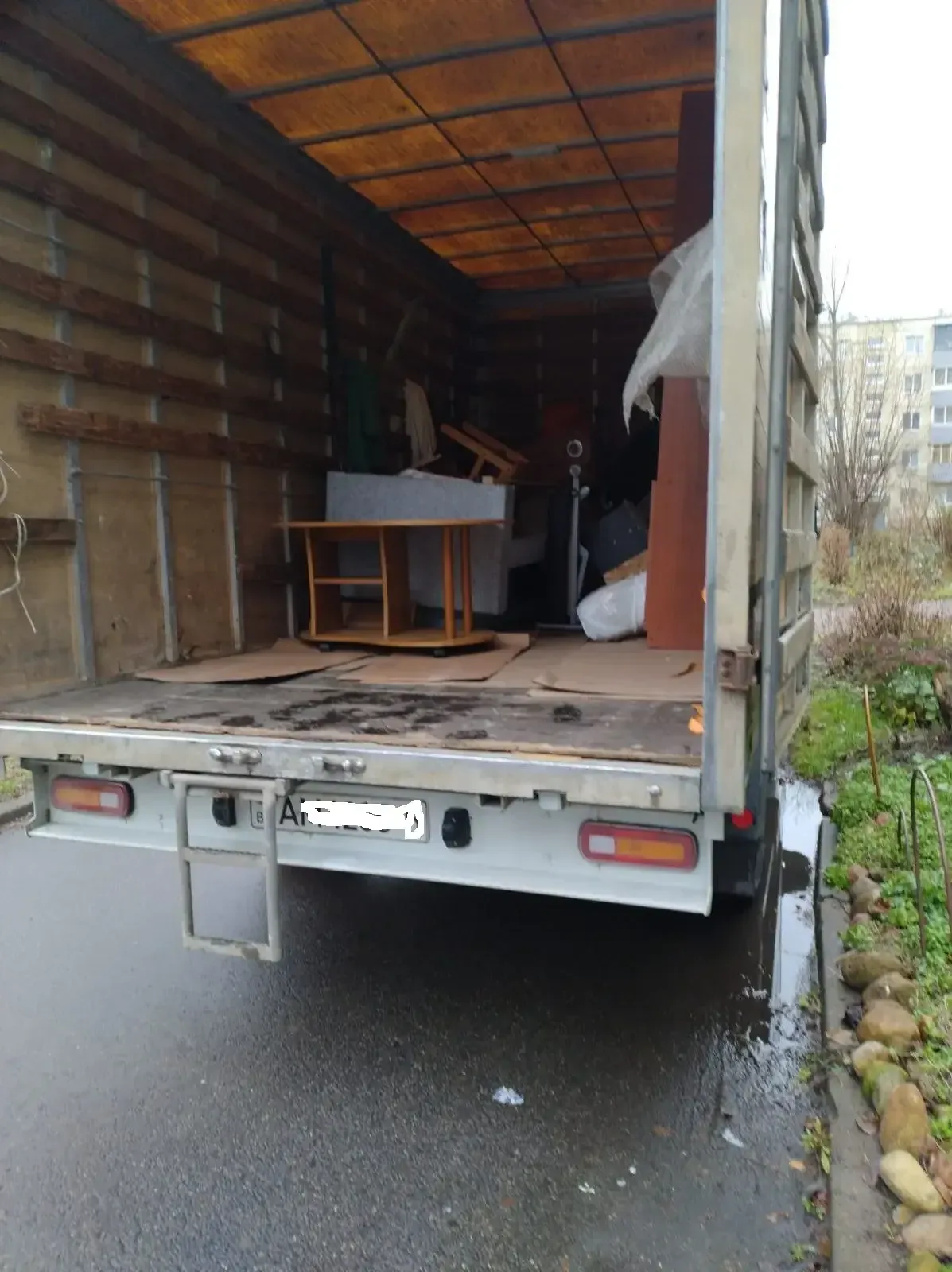 Стол и мебель в кузове при перевозке