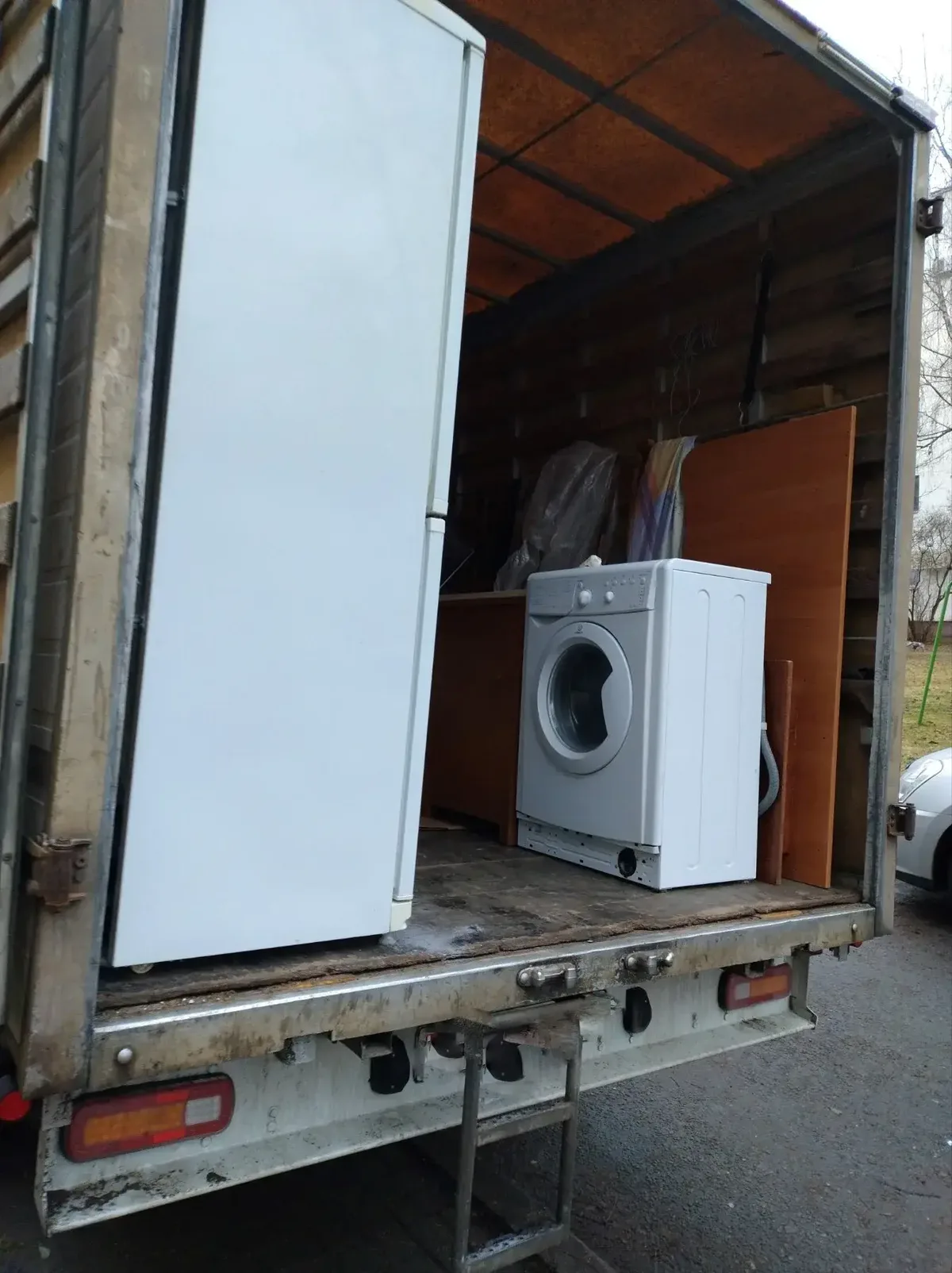 Стиральная машина в кузове — перевозка техники